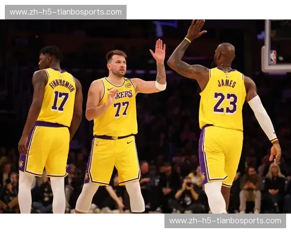 巅峰对决：紫金王朝与南海岸铁血的宿命缠斗，湖人vs热火“爱直播”见证荣耀时刻